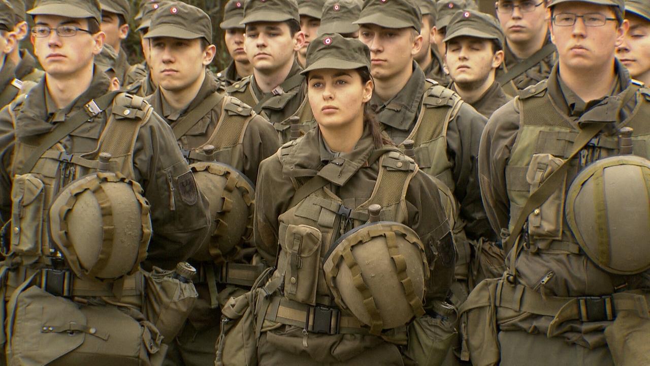 "Armee am Prüfstand – Österreich und sein Bundesheer": Soldatin umgeben von Wehrmännern