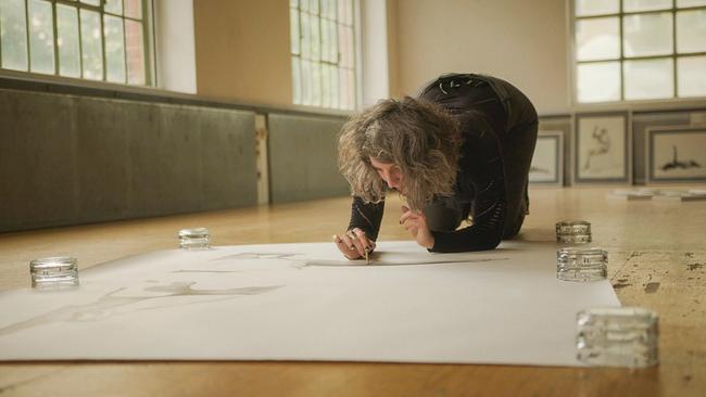 © ORF/Nikolaus Geyrhalter Filmproduktion GmbH Die bildende Künstlerin Julia Bugram bei der Arbeit