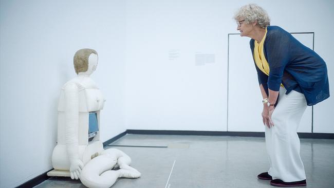 © ORF/Nikolaus Geyrhalter Filmproduktion GmbH Die Kunsthistorikerin Nadeije Laneyrie-Dagen vor der Skulptur von Künstlerin Nicola L.. "Little TV Woman: I Am the Last Woman Object"