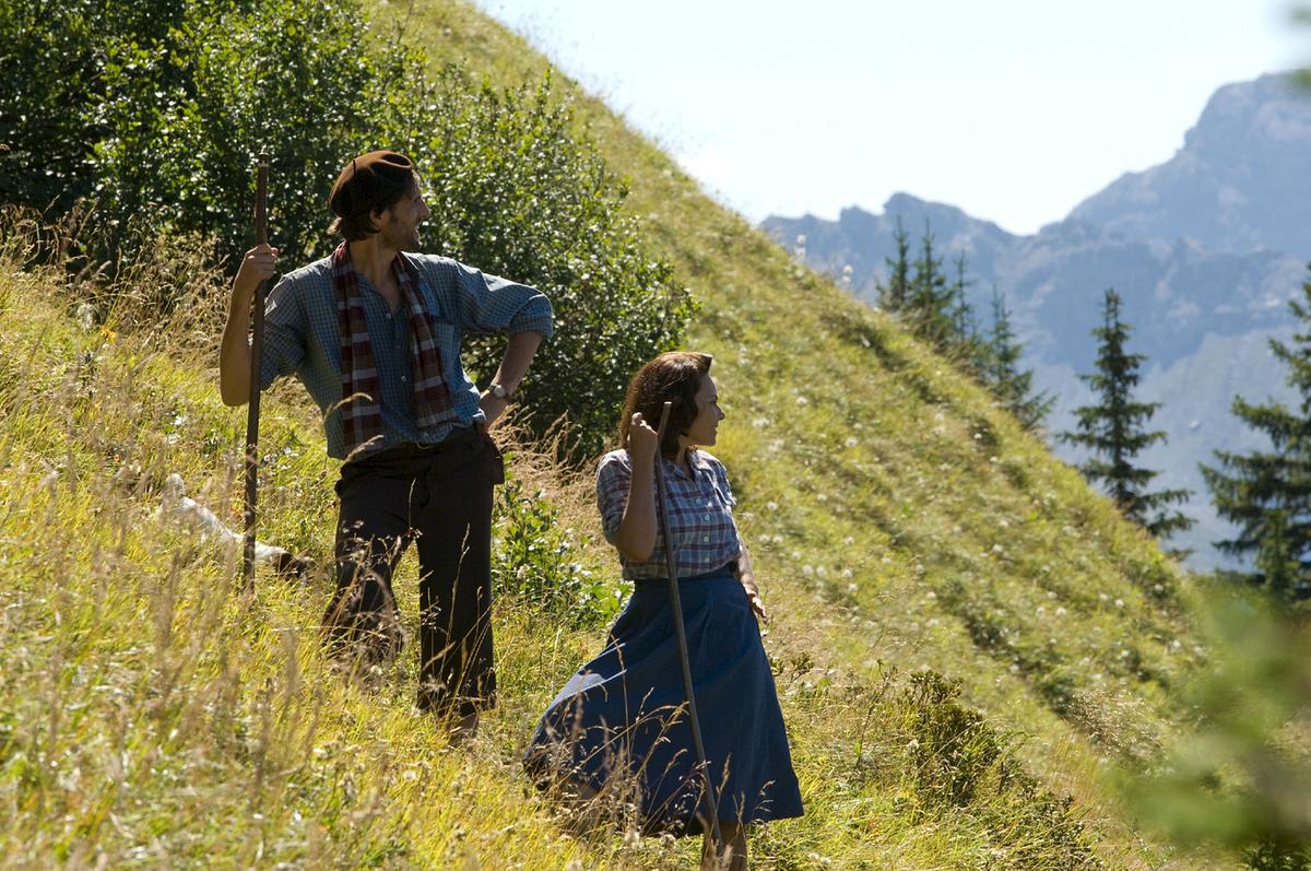 Eugenio (Jaron Löwenberg) zeigt Erna (Beatrice Bilgeri) die schöne Berglandschaft von Blons.