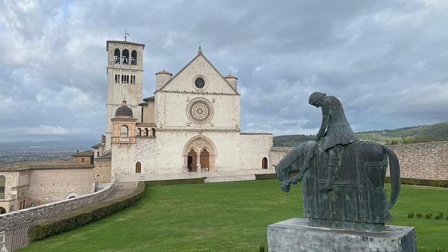 © ORF/Metafilm Blick vom Garten auf die Basilika San Francesco in Assisi