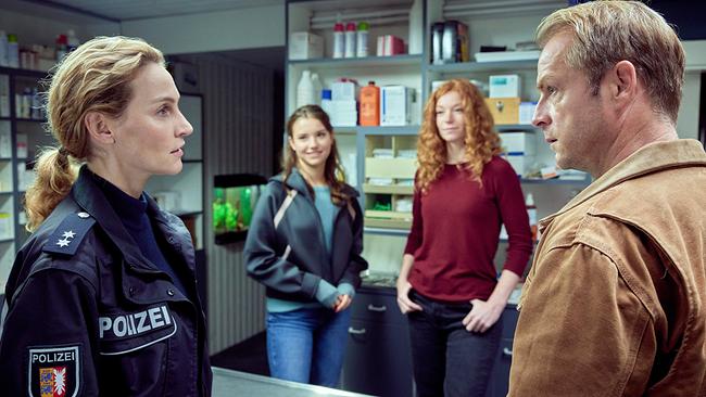 © ORF/Degeto/NDR/Sandra Hoever Im Bild: Jana Klinge (Hannah Wagner), Carolin Garnier (Lea), Marleen Lohse (Jule Christiansen), Hinnerk Schönemann (Hauke Jacobs).