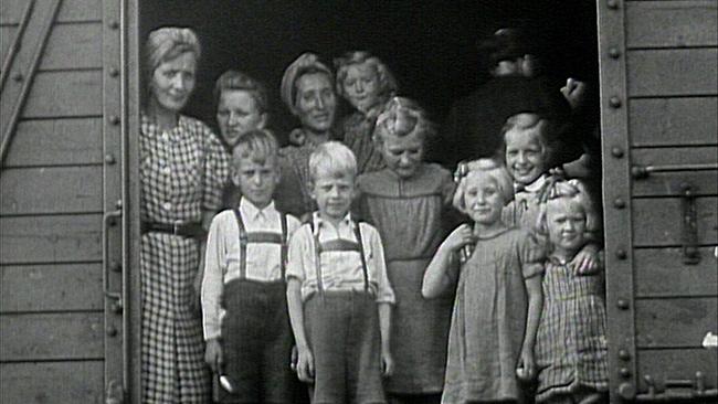 © ORF/Landesstudio Salzburg Historisches Foto "Die Kinder der Vertriebenen": Eine Gruppe aus Frauen und Kindern blickt aus der offenen Tür eines Güterwaggons.