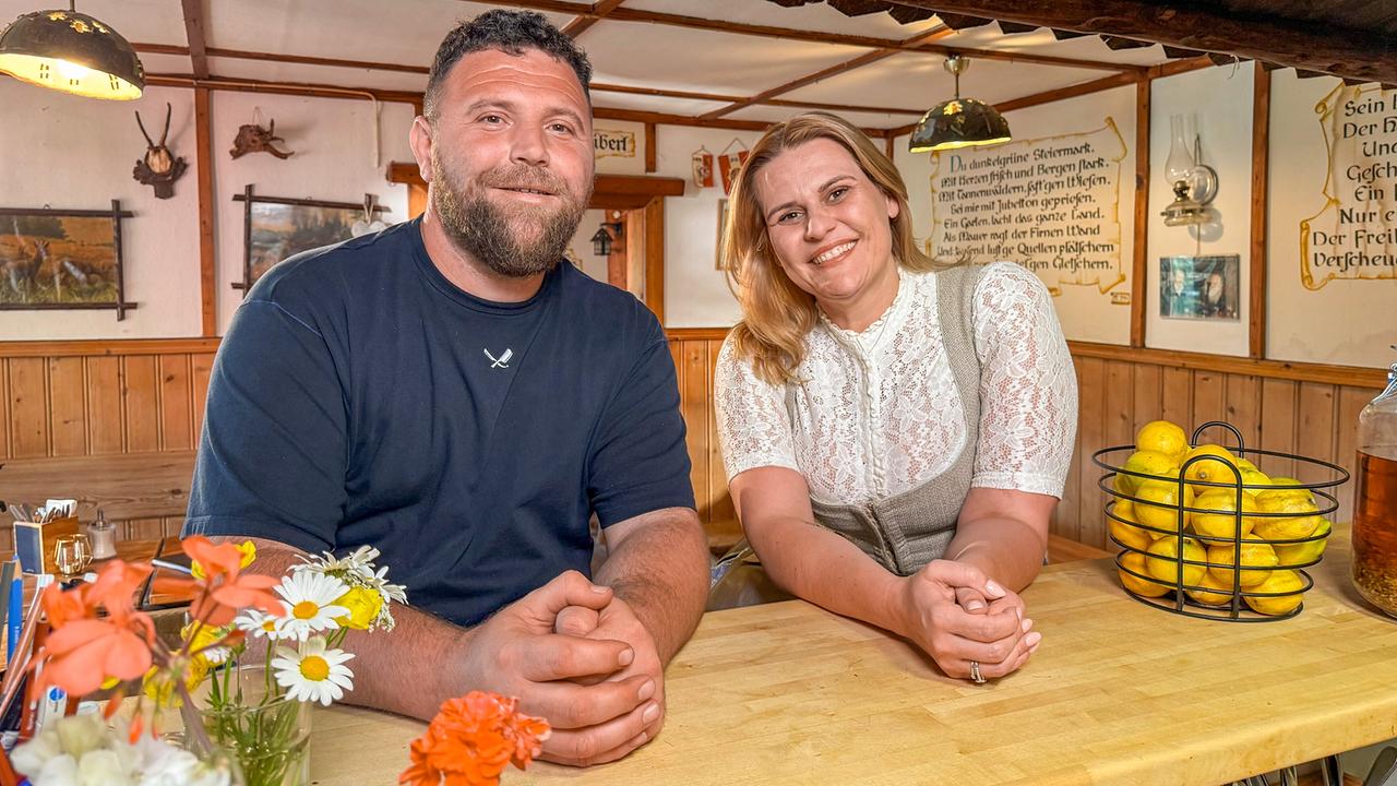 Die Hüttenwirte Ilhan Kasic & Sanita Pfannhauser in der Stube der Edelweißhütte an einem Tisch