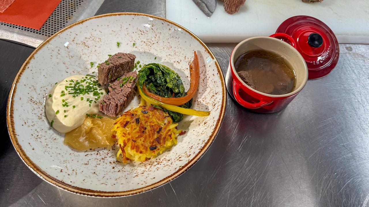 Teller mit Tafelspitz mit Gemüse, Erdäpfelpuffer und Sauce 
