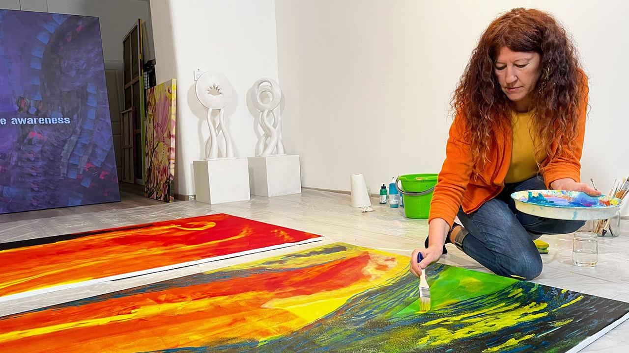 Malerin Elisabeth Sula in ihrem Atelier in Kaisermühlen