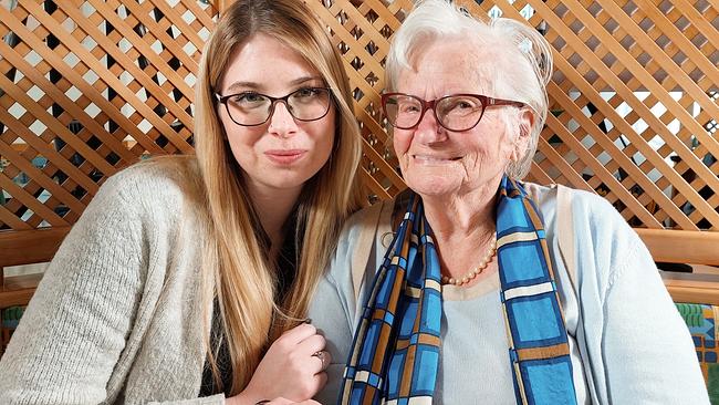Juniorchefin Marlene Auzinger, Restaurant „Zum Schinakl“ und ihre Großmutter Seniorchefin Dorothea Auzinger (92)