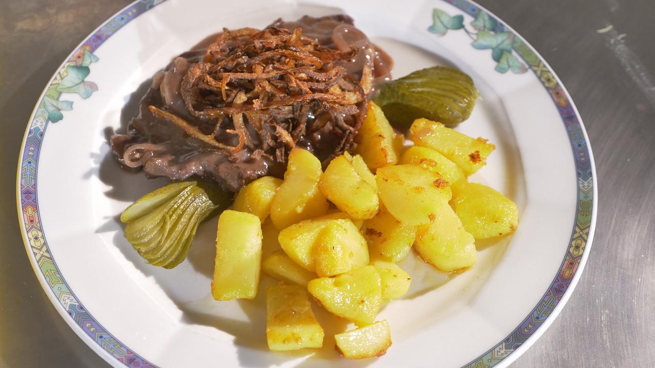 © ORF/Satel Film Altwiener Zwiebelrostbraten nach dem Rezept von Beate Maurer, Zum Schinakl