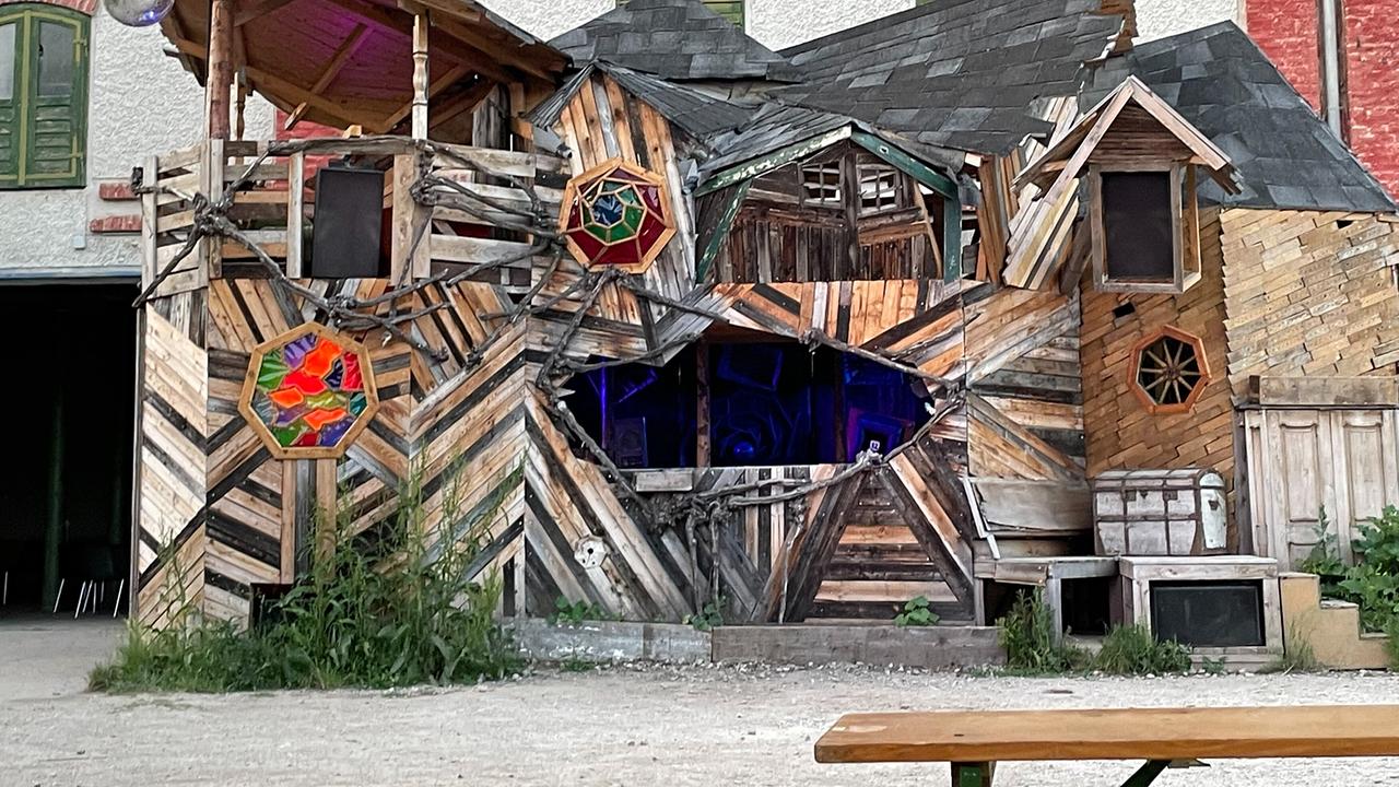 Eine Holzverkleidete Bühnenkonstruktion des Künstlerkollektivs Kosmos Kuriosum