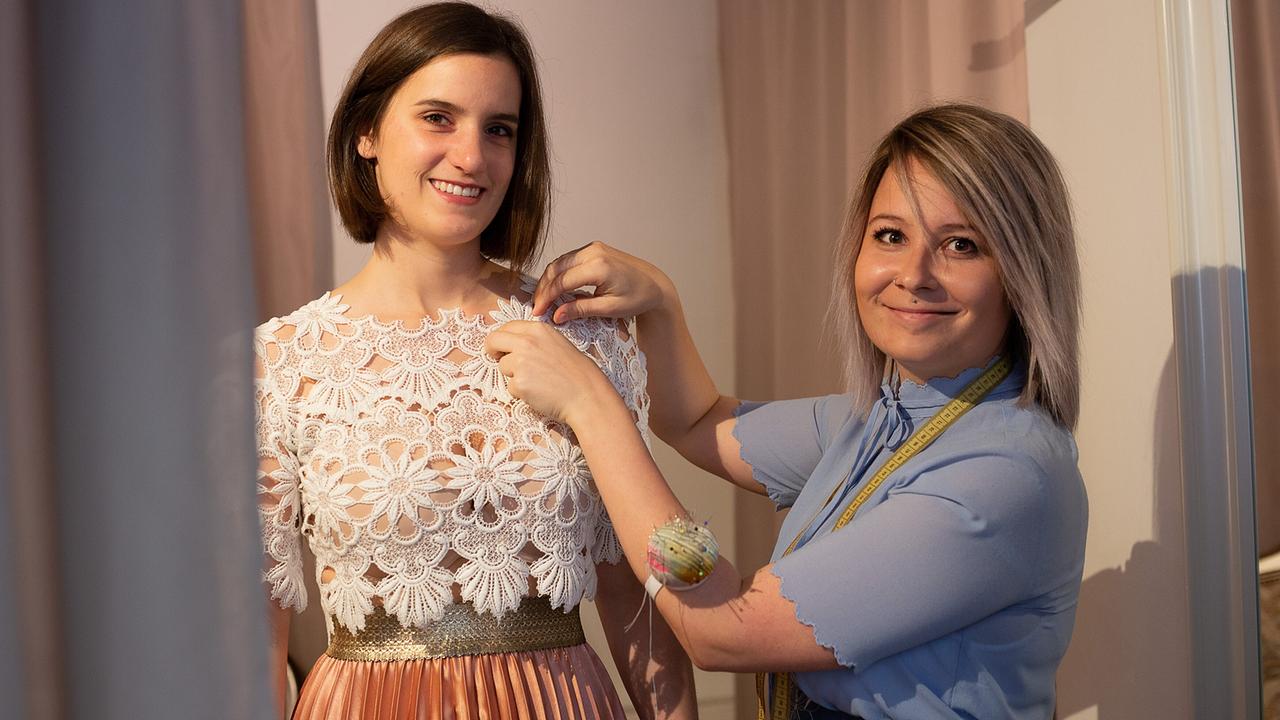 Die Wirtin vom Restaurant „dreizehn“ Annemarie Gauster kauft sich ein Kleid bei der innovativen Schneiderin und Spitzenliebhaberin Jasmin Hirschmann
