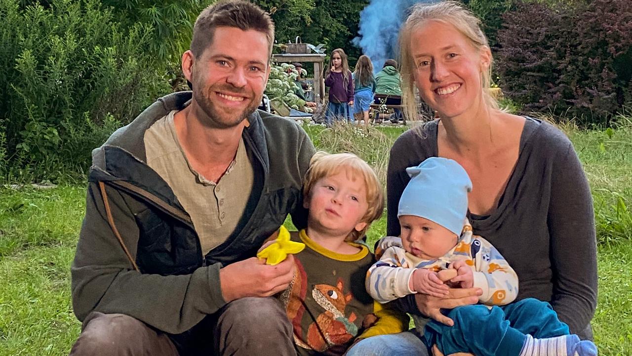 Luc Bouriel und seine Partnerin Tanja Smioski sitzen mit ihren beiden Söhnen auf einer Wiese