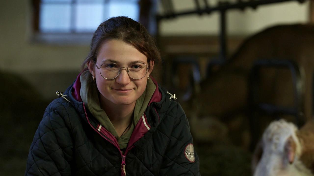 © ORF/Satel Film/ Ida Winkler sitzt im Stall bei Ihren Kühen