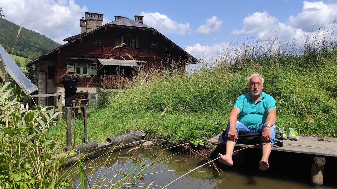 Der Künstler Karl Pletter und Nachbar vor Heimito von Doderers Sommersitz dem Riegelhof in Prein an der Rax
