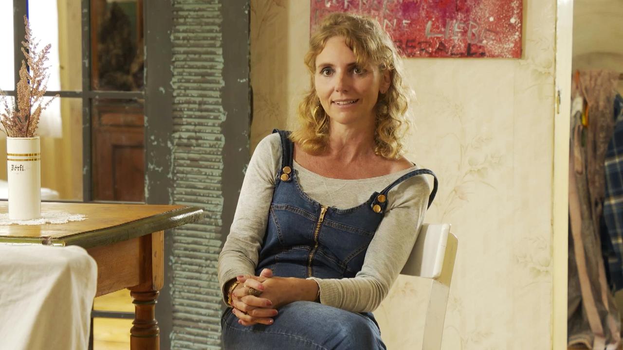 Die bildende Künstlerin und Geschäftsführerin der Wiener Stadthalle Lola Lindenbaum in ihrem Haus am Semmering, der ehemaligen Farkas-Villa