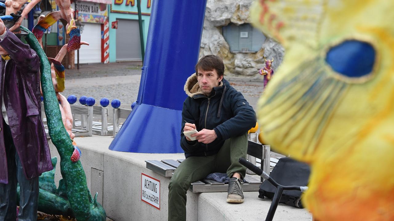 Cartoonist Sebastian Klug im leeren winterlichen Wiener Prater