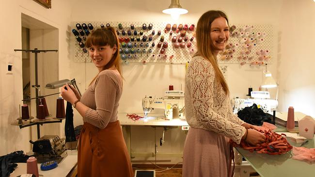 Viktoria Lohninger und Elisabeth Leitner Dessous-Schneiderinnen in ihrem Schneider-Atelier im 5. Wiener Bezirk