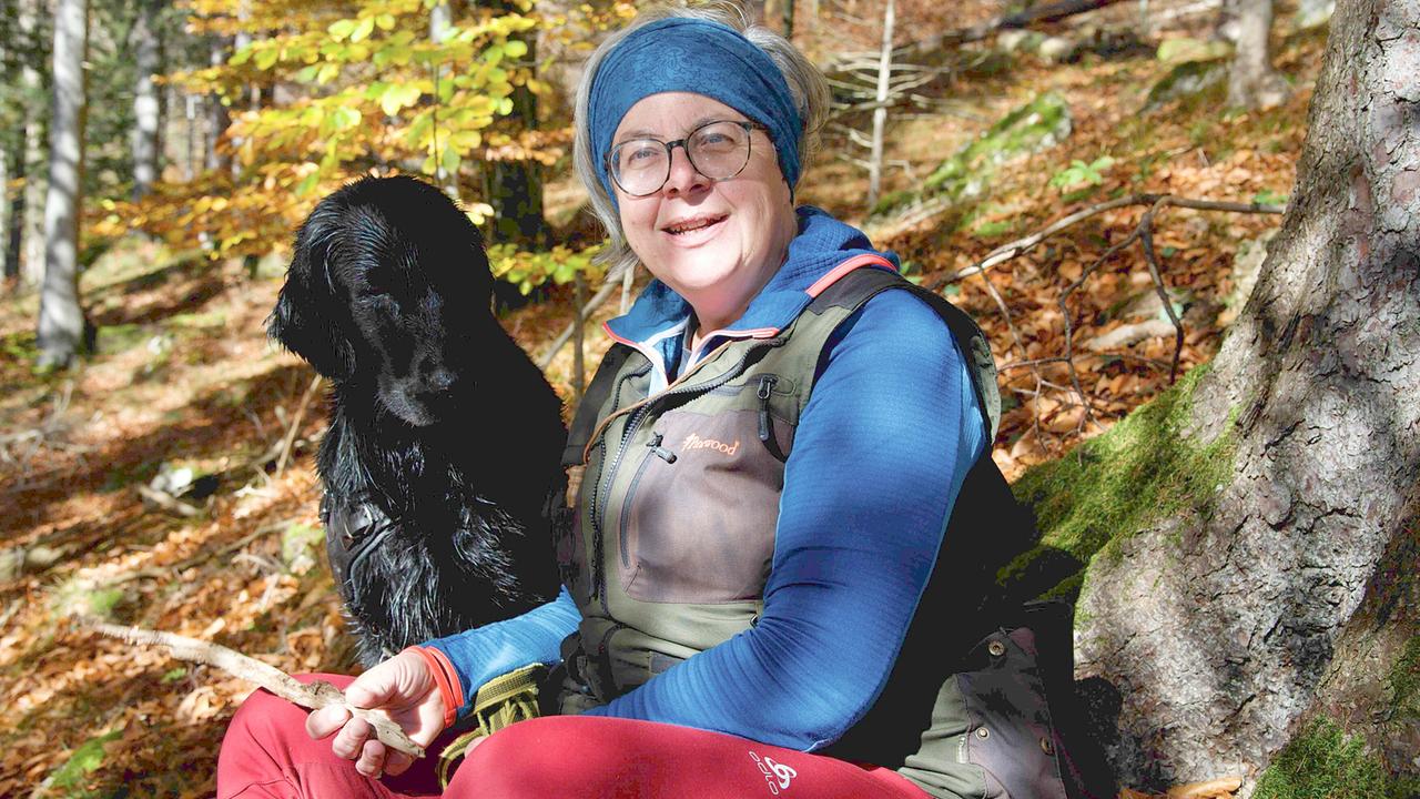 Auch Ilse Blachfellner-Mohri, Wirtin, Köchin, Netzwerkerin, „Iron Women“-Gründerin, Mutter (Obst)Bäuerin mit Hund Linus, muss einmal ausspannen am Leopoldsteinersee