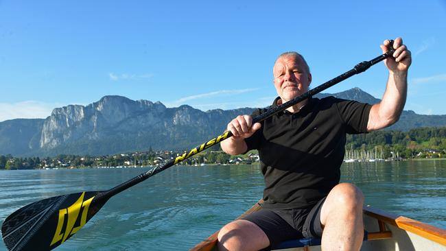 Martin Lackner, Küchenchef und Hotelbesitzer entspannt beim Rudern am Mondsee