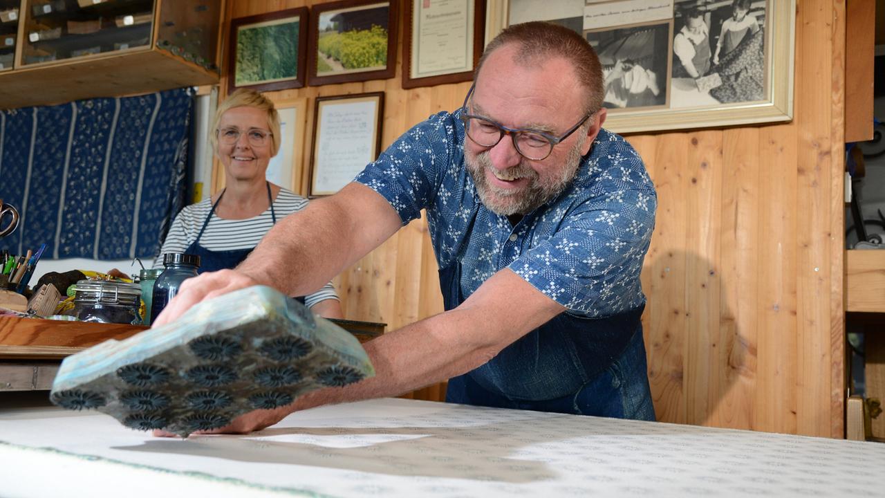 Maria & Karl Wagner, Blaudrucker aus Bad Leonfelden beim Drucken