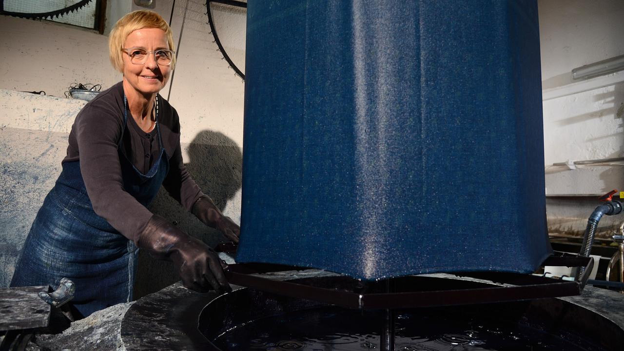 Maria Wagner, Blaudruckerin aus Bad Leonfelden beim Färben