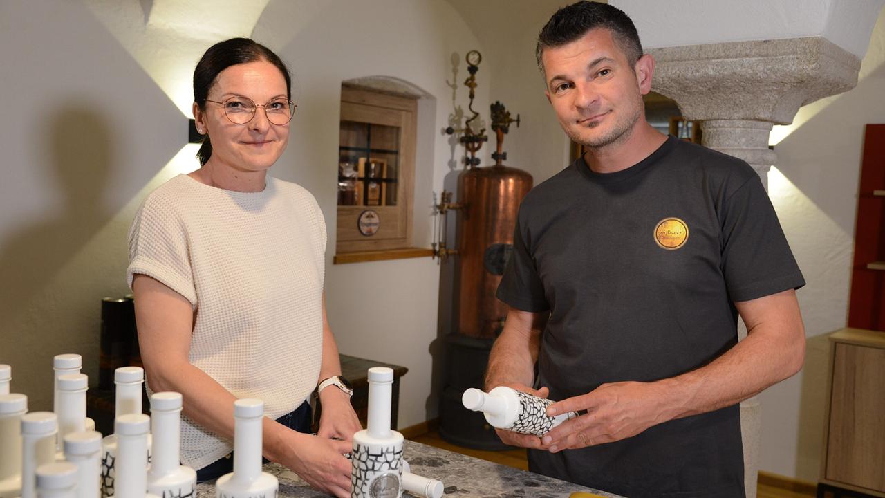 Hannes Wakolm, Schnapsbrenner aus Bad Leonfelden mit seiner Schwester beim Etikettieren
