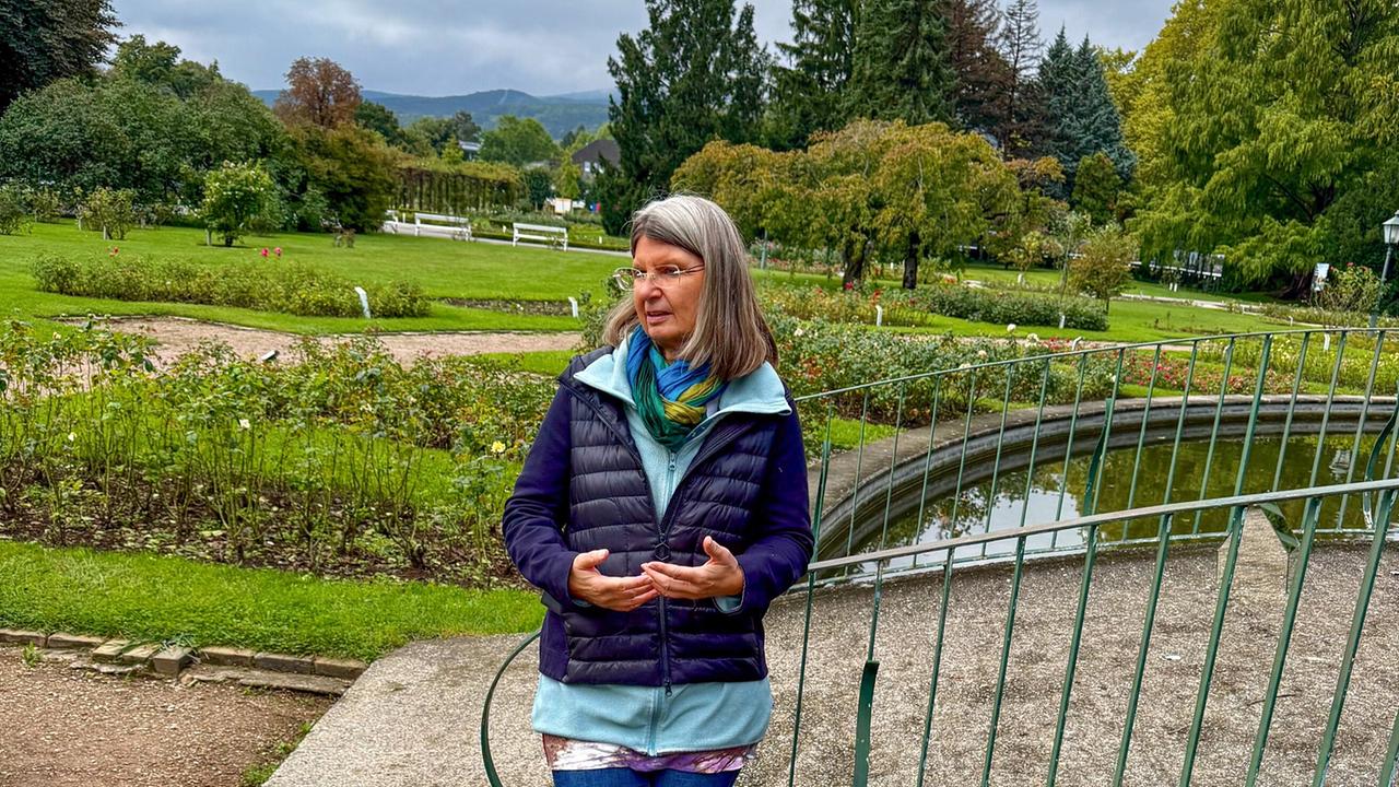 Glaskünstlerin Cornelia König steht im Doblhoffpark
