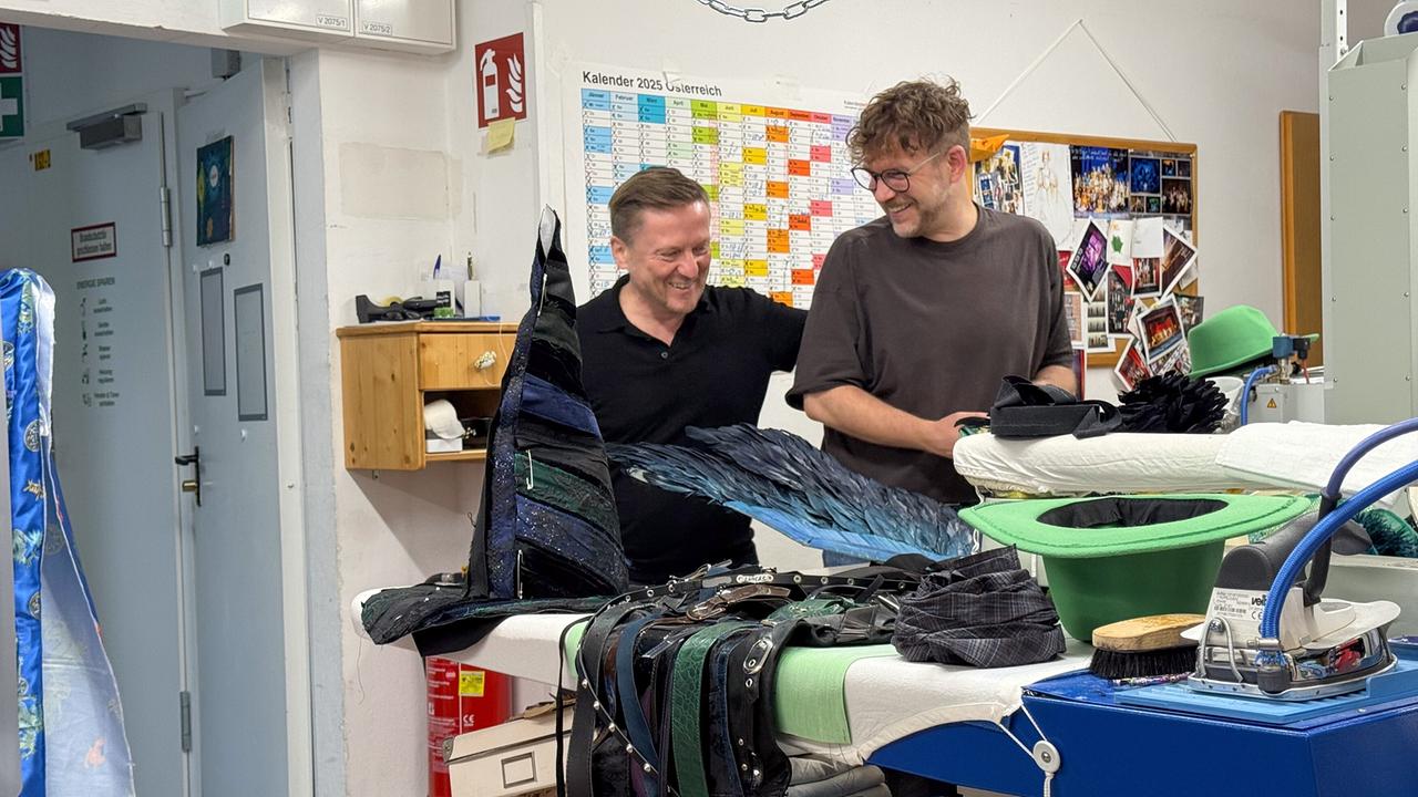 Andreas Gergen mit Mitarbeiter in der Ausstattung