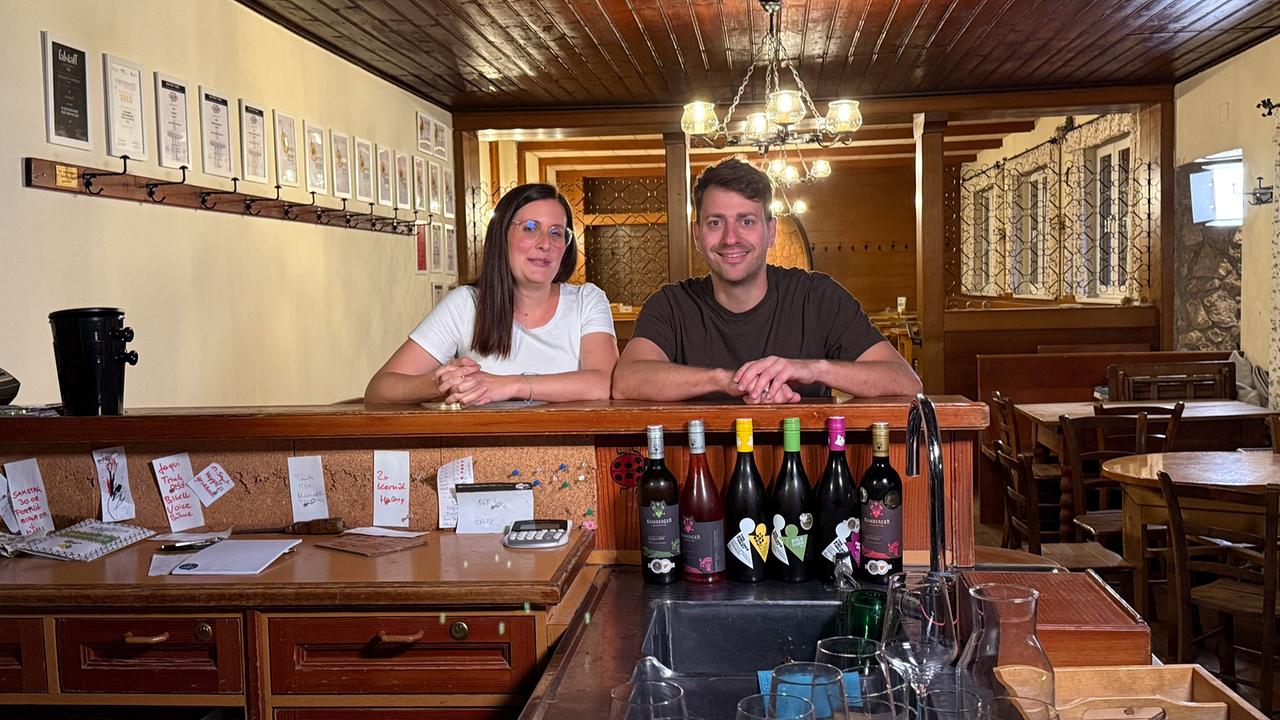 Mathias Ramberger und seine Frau Iris stehen hinter der Theke ihres Heurigen