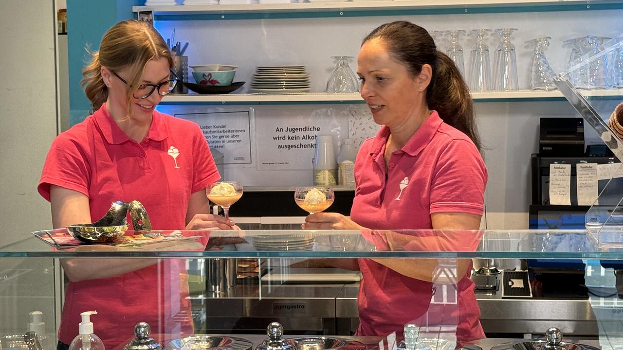 Eismacherin und Barbetreiberin Melanie Castillo mit ihrer Schwester hinter ihrer Eistheke