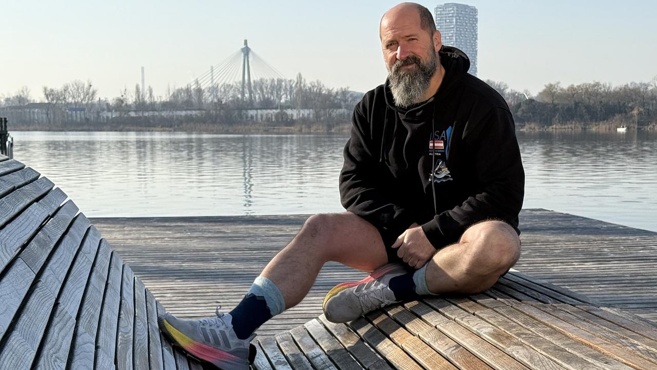 Eisschwimmer Josef Köberl sitzt auf Holzsteg an der Alten Donau