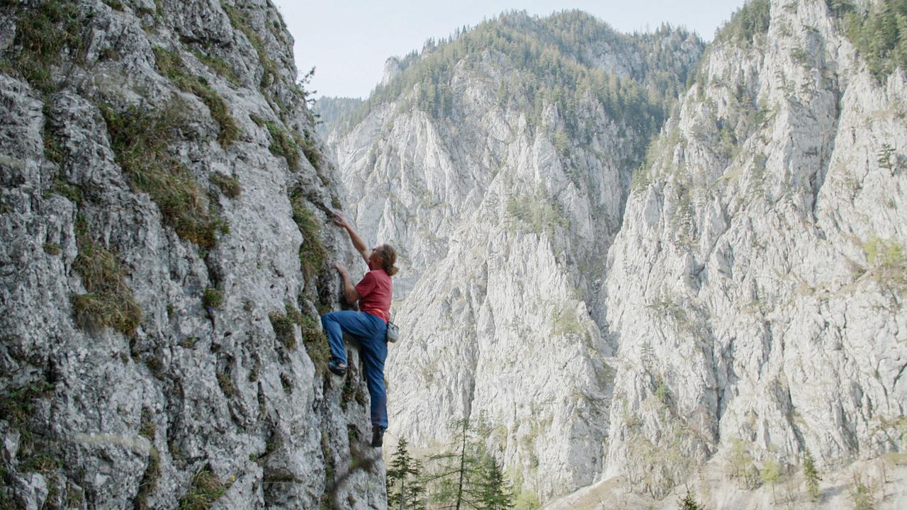 Auf schmalem Grat - Die Bergretter und ihr Mut: Mich Kemeter klettert am Felsen