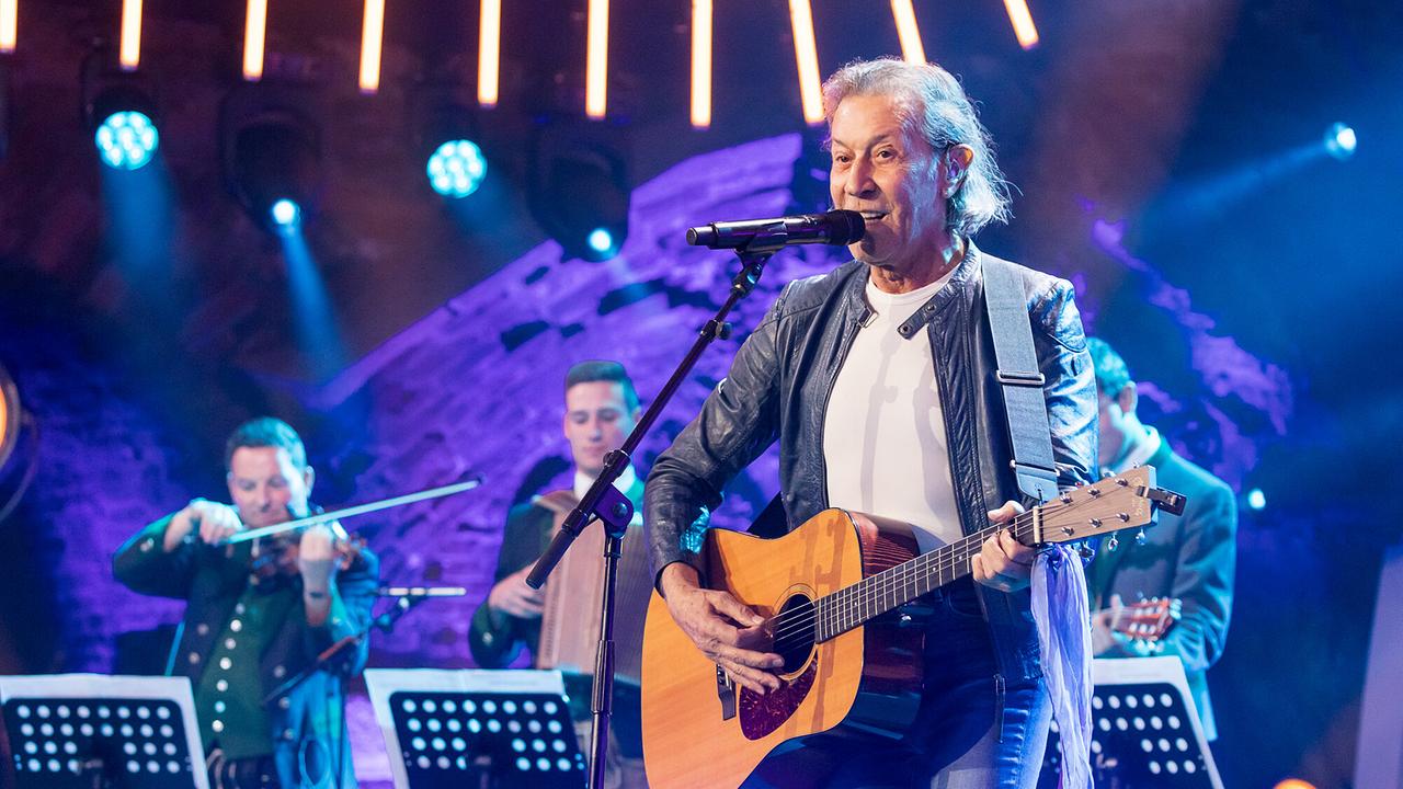 Aufsteirern - Die Show der Volkskultur: Albert Hammond präsentiert in der Show gemeinsam mit der Ausseer Bradlmusi einige seiner eigenen Hits.