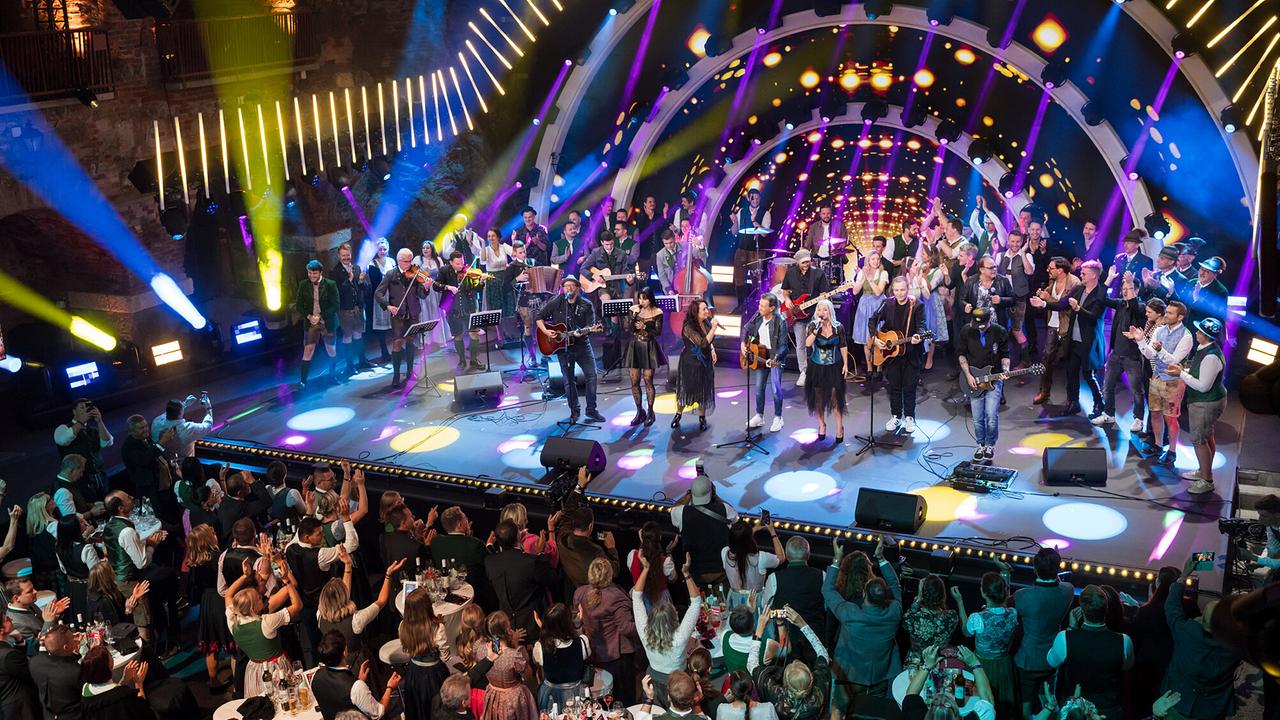 Aufsteirern - Die Show der Volkskultur: Als großes Show-Finale gibt es gemeinsam mit allen Musiker:innen des Abends ein Medley aus Welthits, die Albert Hammond für andere Stars geschrieben hat.