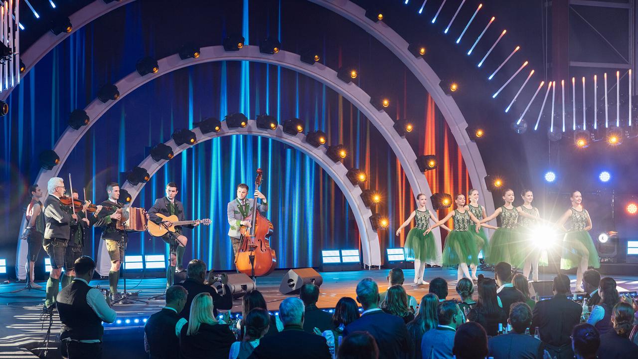 Aufsteirern - Die Show der Volkskultur: Tänzerinnen und Tänzer der Vereinigung des Wiener Staatsopernballetts tanzen gemeinsam mit zwei Solistinnen zur Musik der Ausseer Bradlmusi.