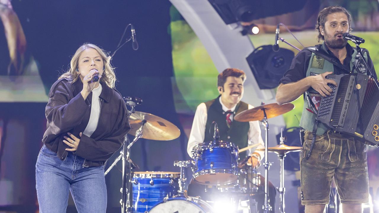 © ORF/Landesstudio Steiermark/Regine Schoettl Caro Fux, ein Harmonika-Spieler und ein Schlagzeuger treten gemeinsam auf.