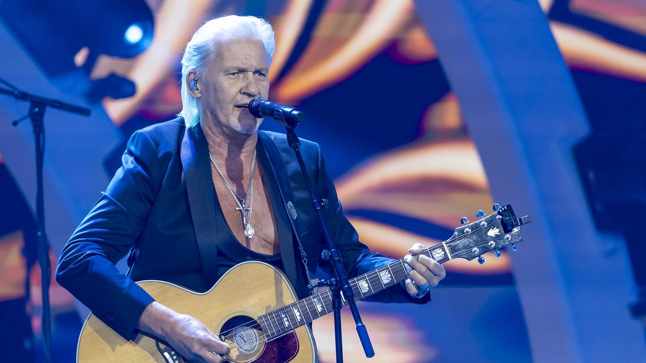 © ORF/Landesstudio Steiermark/Regine Schoettl Johnny Logan spielt Gitarre und singt am Mikrofon.
