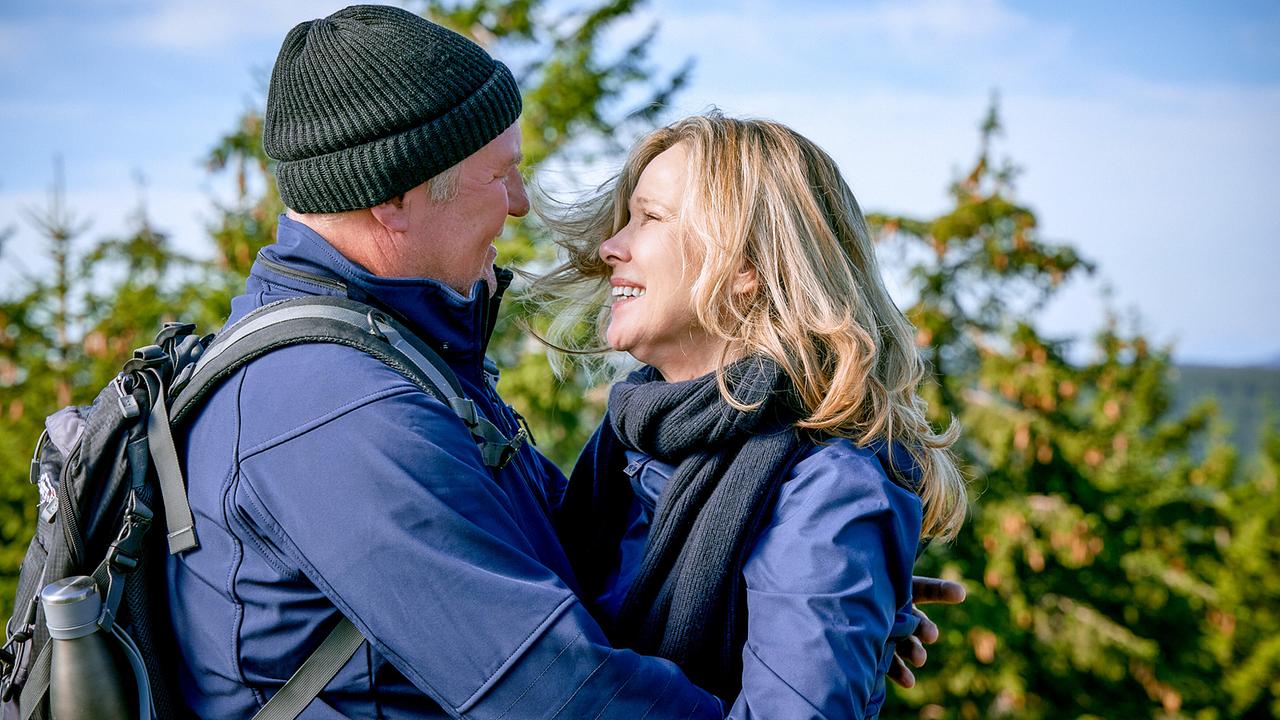 Aus dem Leben: Sabine (Ann-Kathrin Kramer) kommt auf eigenen Beinen in Begleitung von Stefan (Harald Krassnitzer) am Gipfel an.