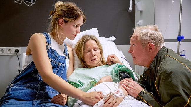 Aus dem Leben: Annika (Leonie Brill, li.) und Stefan (Harald Krassnitzer) besuchen Sabine (Ann-Kathrin Kramer) im Spital.