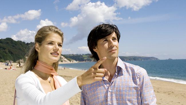 Im Bild: Amy (Annekathrin Bach) und Daniel (Roman Rossa) genießen den gemeinsamen Strandspaziergang und entdecken am Himmel einen alten Bekannten.
