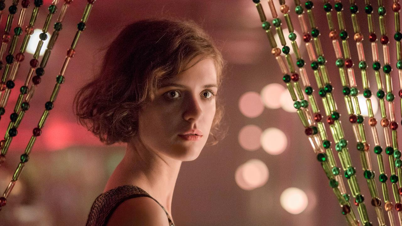 Charlotte Ritter blickt überrascht nach rechts aus dem Bild.