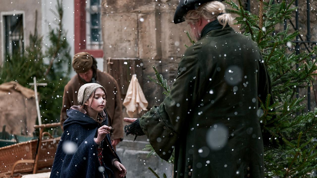 "Bach – Ein Weihnachtswunder": An Weihnachten packen alle an: die jüngste Tochter Elisabeth Bach (Lotta Herzog) besorgt allein einen Baum.