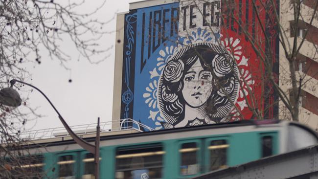 © ORF/GA&A Productions “Liberté, Égalité, Fraternité” – Shepard Faireys Solidaritätswerk nach den Anschlägen 2015 in Paris - auf Hauswand