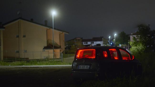 © ORF/GA&A Productions Innen rot beleuchtetes Auto bei Nacht