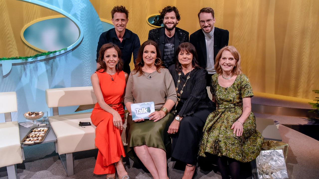 Marjan Shaki, Barbara Karlich, Eva Maria Marold, Johanna Maier, Lukas Perman, Aaron Karl und Andreas Onea sitzen und stehen im festlich dekorierten TV‑Studio bei "Barbara Karlich - Talk um 4"
