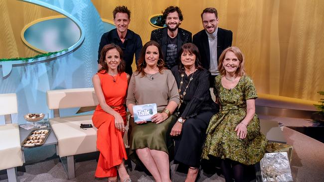Marjan Shaki, Barbara Karlich, Eva Maria Marold, Johanna Maier, Lukas Perman, Aaron Karl und Andreas Onea sitzen und stehen im festlich dekorierten TV‑Studio bei "Barbara Karlich - Talk um 4"