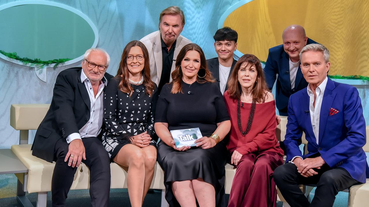 Gruppenfoto mit Michael Schottenberg, Claire Schottenberg, Barbara Karlich, Anja Kruse, Alfons Haider, Nik P., JJ und Martin Felinger im "Barbara Karlich - Talk um 4"-Studio