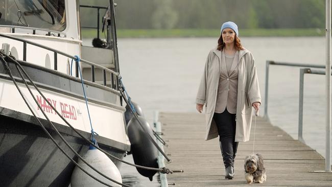 Barbara Karlich und Meixi gehen auf einem Bootssteg auf der Tullner Donaulände, während neben ihr ein größeres Boot vertäut ist.