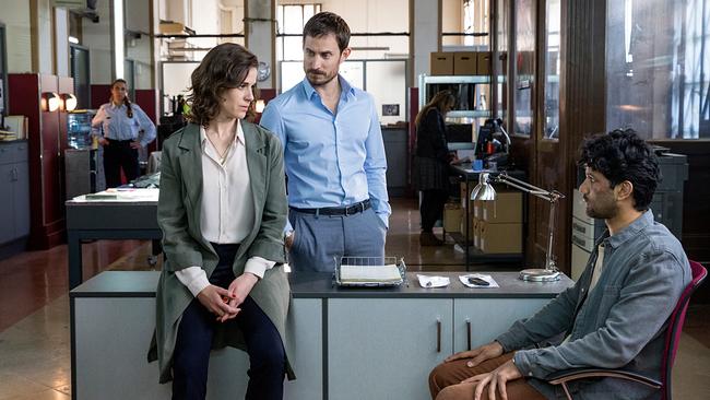 Im Bild: Anne Schäfer (Fina Valent), Clemens Schick (Xavi Bonet), Altamasch Noor (Sameer).