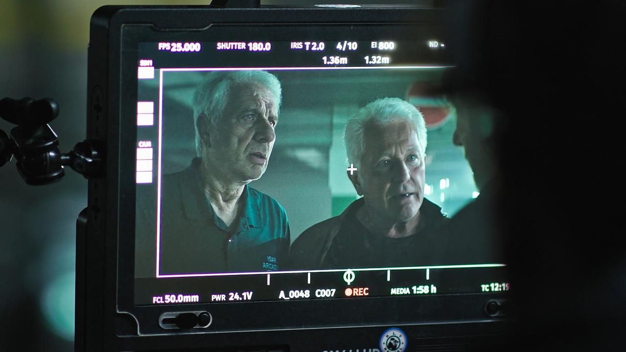 Udo Wachtveitl (Rolle: Franz Leitmayr ) und Miroslav Nemec (Rolle: Ivo Batic) sind auf dem Monitor einer professionellen Filmkamera zu sehen, während eine Aufnahme läuft.