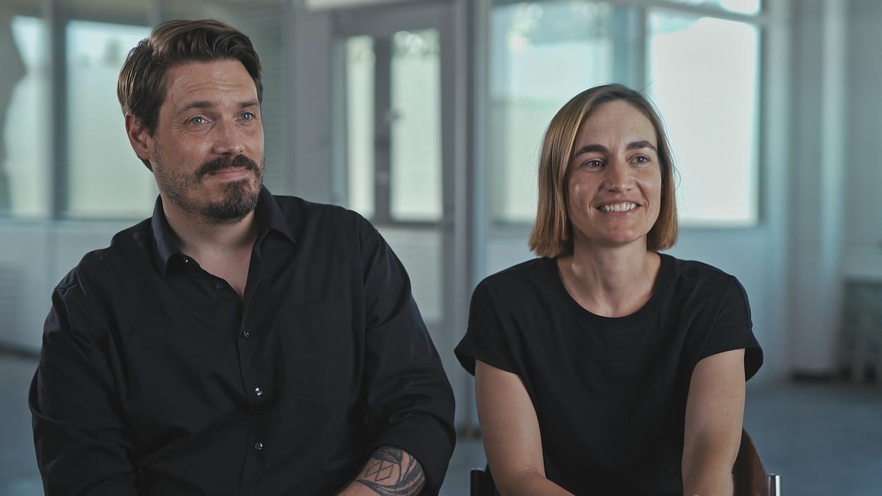 Die Drehbuchautoren Moritz Binder und Johanna Thalmann sitzen nebeneinander in einem hellen Raum beim Interview